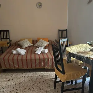 Sotto L'arco , Santo Stefano di Camastra Italia