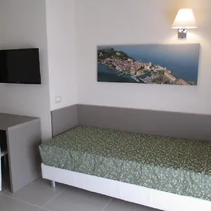 Hotel Holiday Szálloda